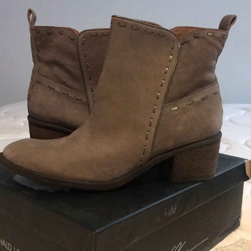 Donald J Pliner leather booties size 9m